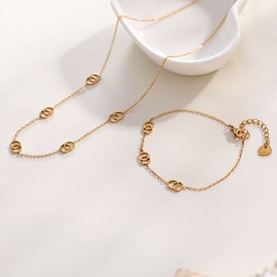 Gold chain bracelet with triple crossed circle