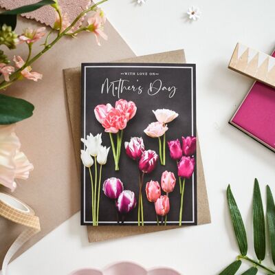 Biglietto d'auguri sventato con tulipani per la festa della mamma