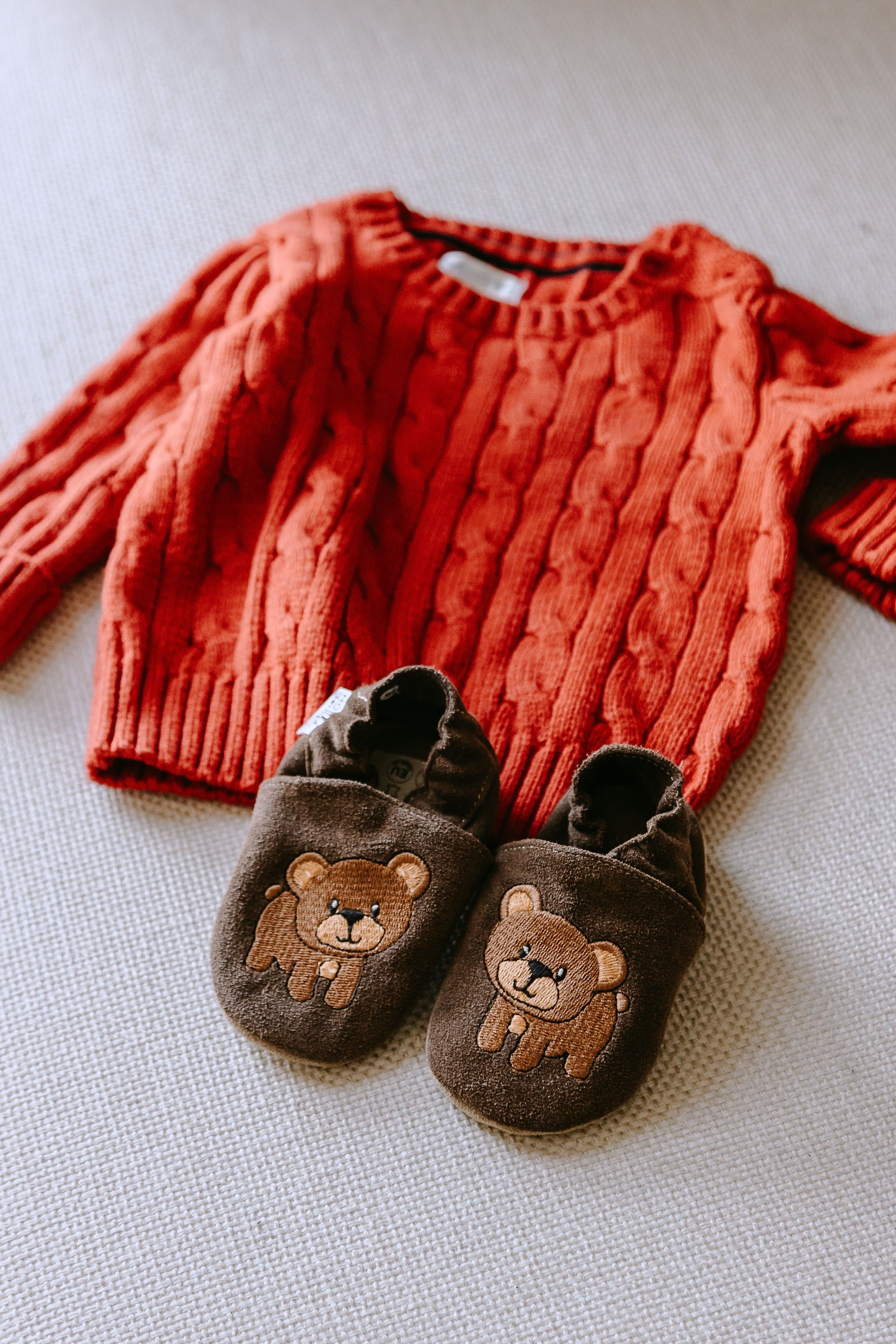 Le scarpe per bambini sono marrone scuro