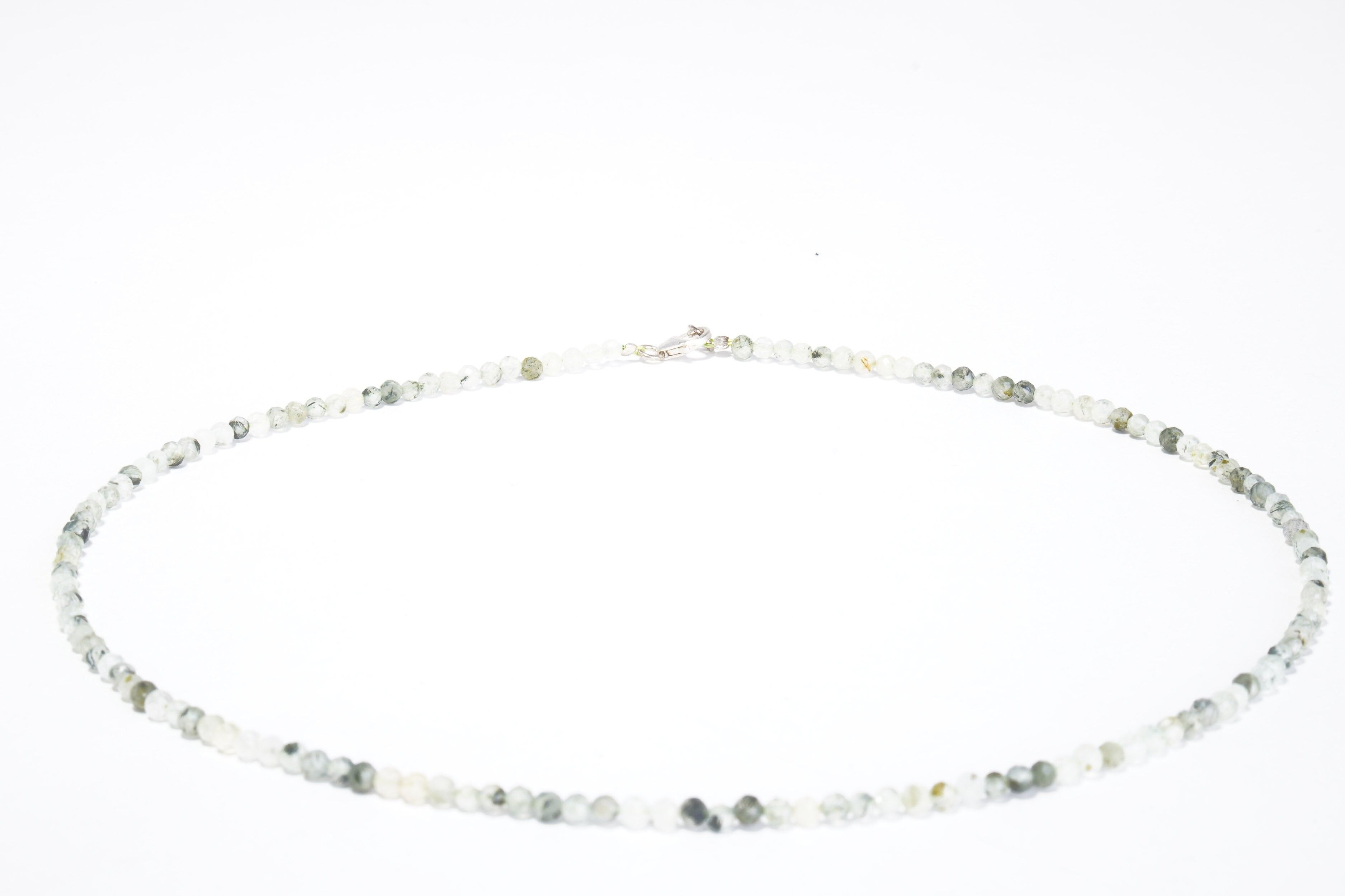 Collana con pietre preziose di prehnite sfaccettate di circa 3 mm con chiusura in argento 925