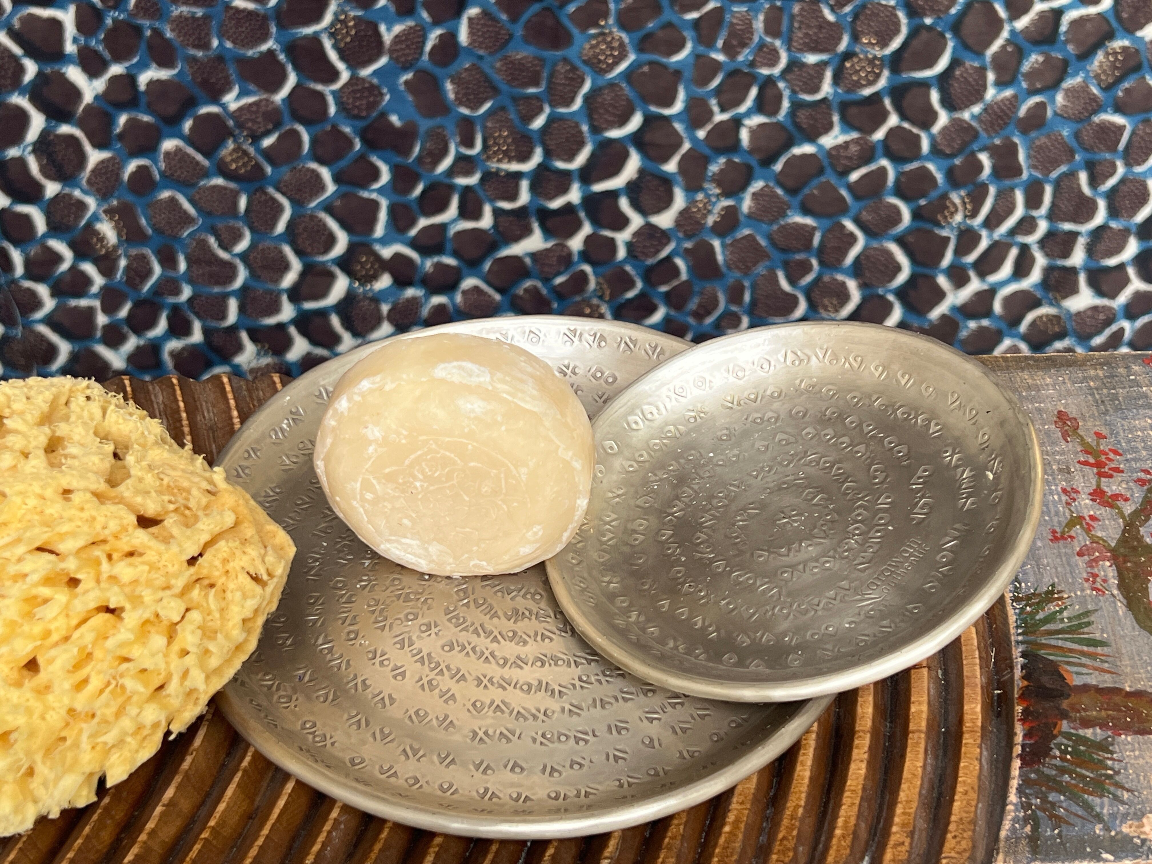 GEHÄMMERTER SILBERNER MESSINGBECHER UND GRAVUR „PALMYR“