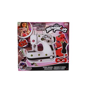 Machine à Coudre Miniature de Marinette - Miraculous Ladybug pour Enfants, Double Vitesse avec Tissus, Mannequin , Masques  à découper, Pédale (Wyncor) - Version Adaptateur Europe  : M02106 ou Piles 1