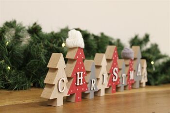 Rangée d'arbres de Noël avec décoration de chapeaux rouge 4