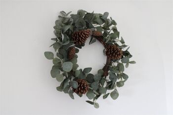 Couronne d'eucalyptus et de pommes de pin 3