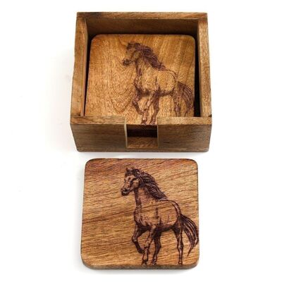 Juego de cuatro posavasos de caballos grabados en madera