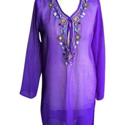 Caftan en mousseline de soie violet avec perles