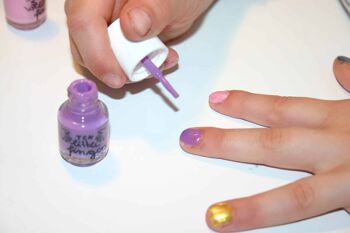 Vernis à ongles violet féerique 2