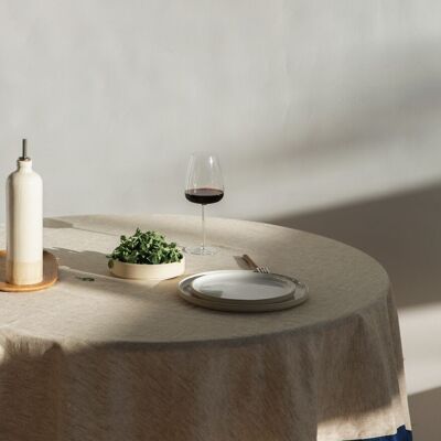 Leinentischdecke mit blauem Flanschrand – Herbstdekoration – Tisch