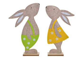 Lapin sur socle en bois en feutre beige 2 plis