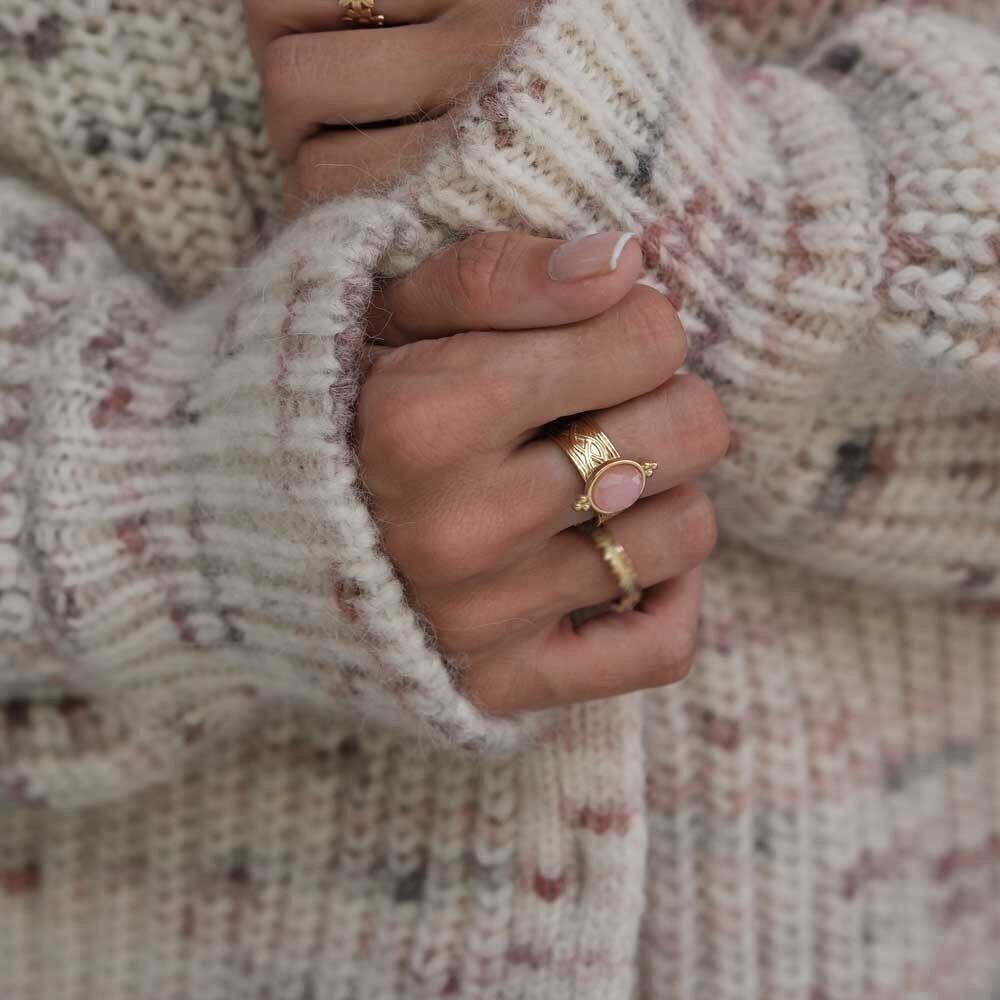 Anello in acciaio con incisione celtica in pietra naturale ovale