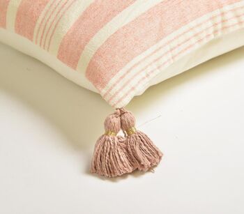 Housse de coussin rayée à pompons rose pastel 2