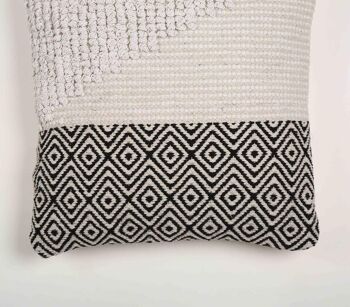 Housse de coussin monochrome tissée et touffetée 2