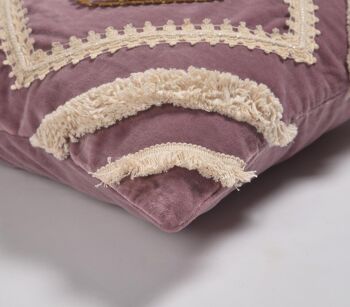 Housse de coussin mauve ornée de dentelle 2