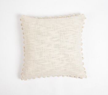 Housse de coussin en coton neutre uni avec bordure à pompons 1