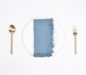 Lot de 4 serviettes de table bleu sarcelle avec bordures à franges. 1