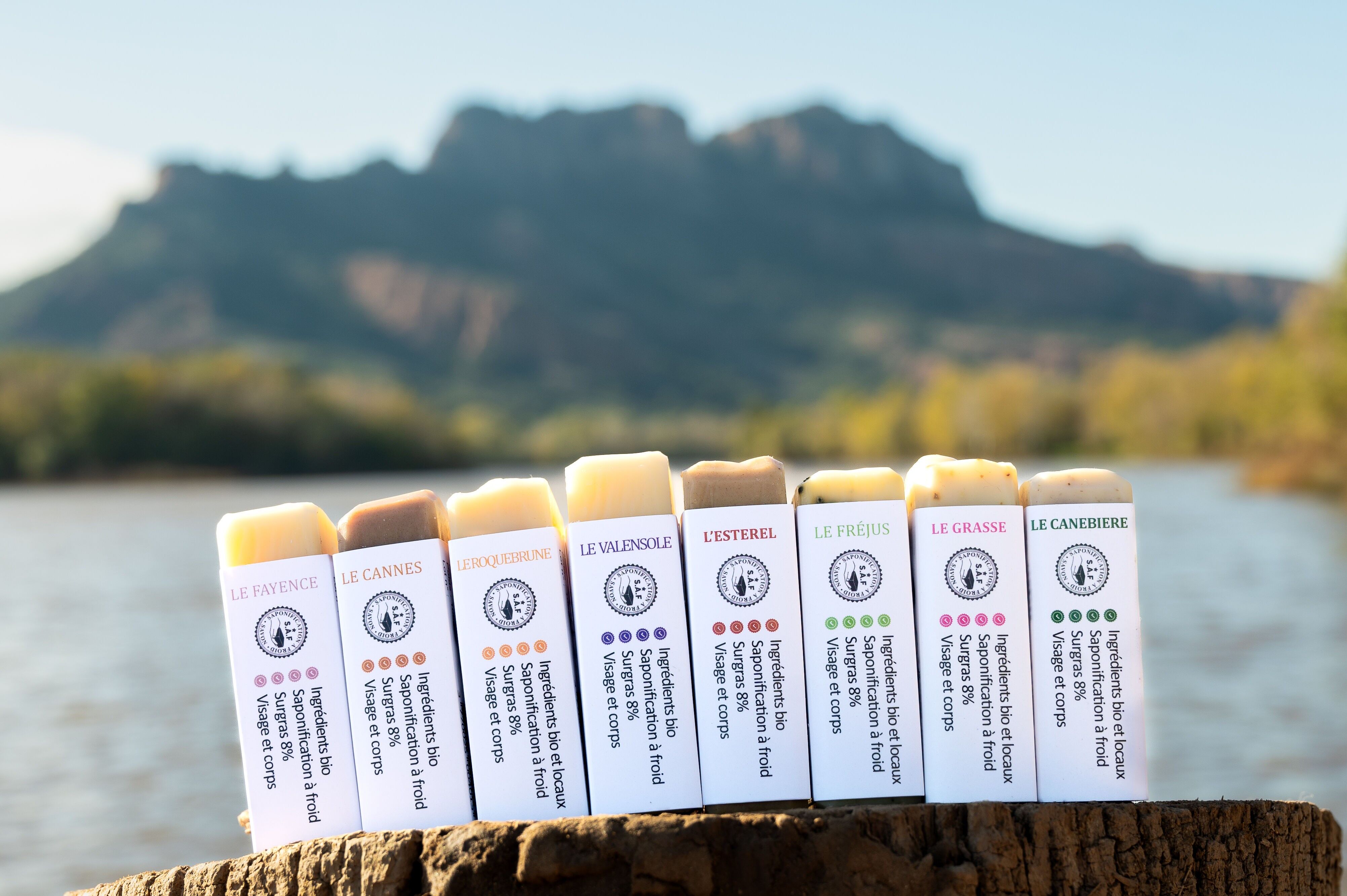 "TESORI DI PROVENZA" cofanetto da 8 saponi biologici saponificati a freddo (100 g ciascuno)