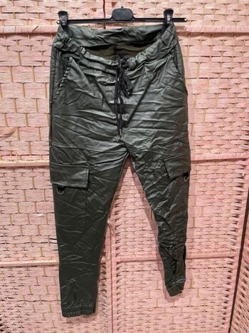 Pantalon long en nylon avec taille unique et nombreuses poches 4