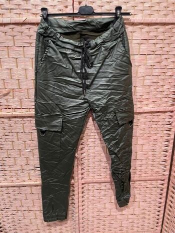 Pantalon long en nylon avec taille unique et nombreuses poches 8