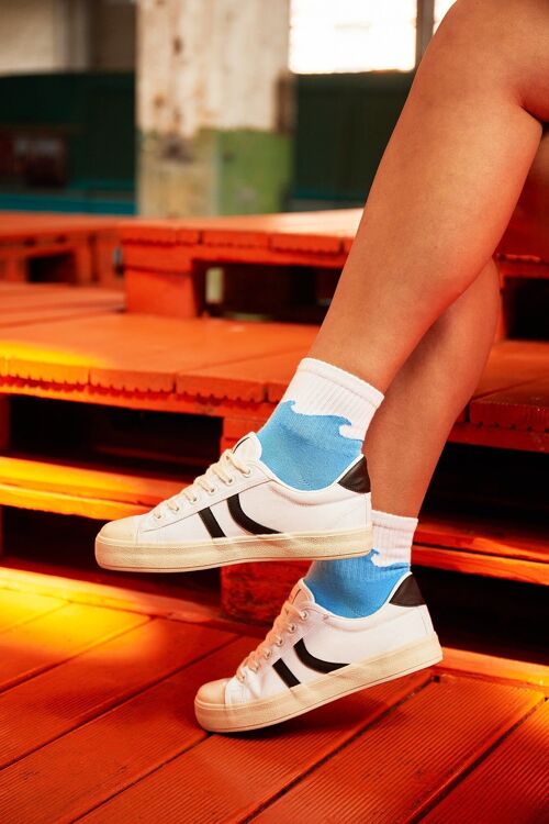 Bio Socken mit Wellen-Motiv - Weiße Sneaker-Socken mit blauer Welle, Waves