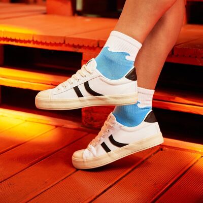 Bio Socken mit Wellen-Motiv - Weiße Sneaker-Socken mit blauer Welle, Waves
