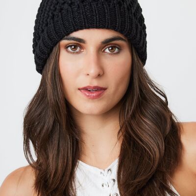 Gorro de punto de crochet en negro