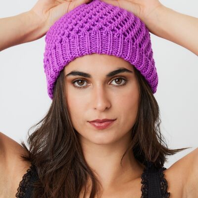 Bonnet en tricot au crochet en violet