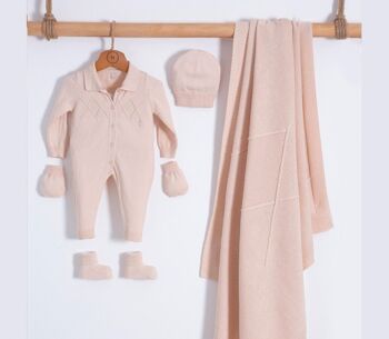 Ensemble de tricots pour nouveau-né biologique pour garçon en beige, design moderne 1