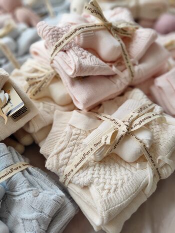 Ensemble de tricots pour nouveau-né biologique pour garçon en beige, design moderne 2
