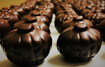 Petites citrouilles chocolat noir fourrées framboise 3