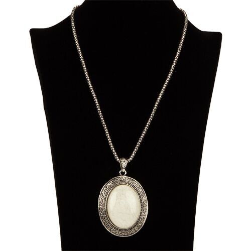 Necklace with pendant, white 10
