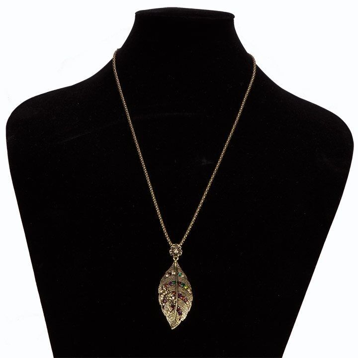 Collana lunga alla moda con pietre, foglia