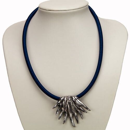 Collana in nastro di tessuto blu con pendente a foglia