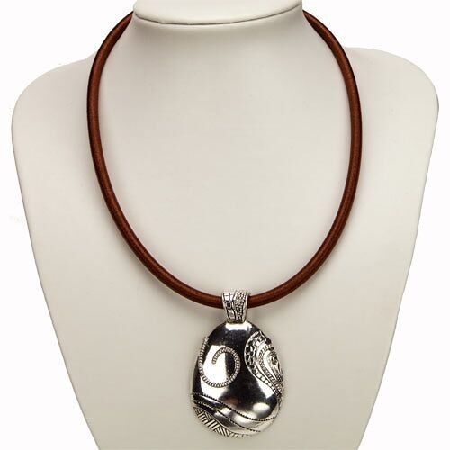 Stoffbandkette braun mit Anhänger Oval