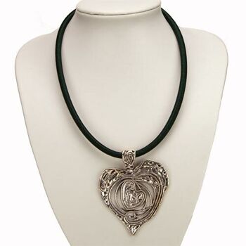 Collier ruban en tissu vert avec pendentif coeur 1