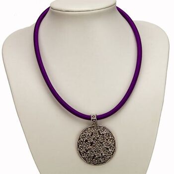 Collier ruban en tissu violet avec pendentif cercle 2