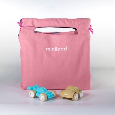 Miniland Preschool: MAT DE JUEGO DE HADAS, con elementos 3D y 2 coches, plegada como una bolsa con asa
