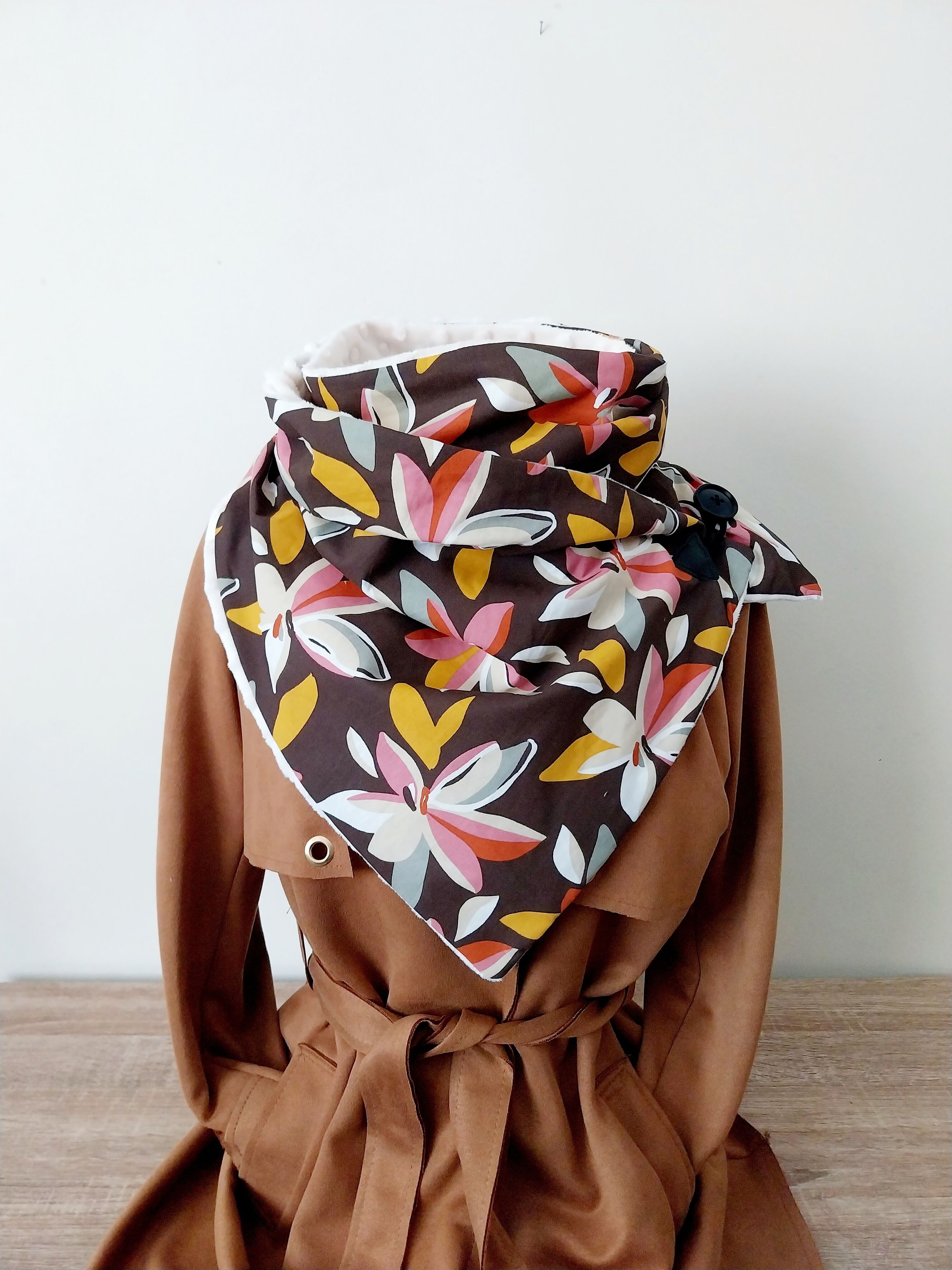 Schal, Kragen, Stola, Halswärmer, Snood, Blütenblätter auf dunkelbraunem Hintergrund, Damenschal