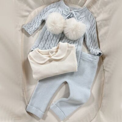 Un paquete de cuatro conjuntos de ropa para bebé niña con pompones trenzados de algodón orgánico