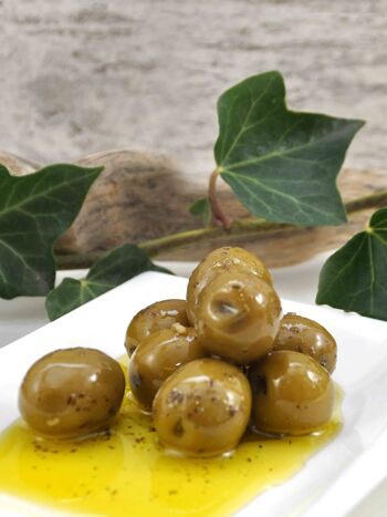 Olives vertes biologiques Amfissa - avec noyau - de Grèce à l'huile d'olive aux herbes et à l'ail 3