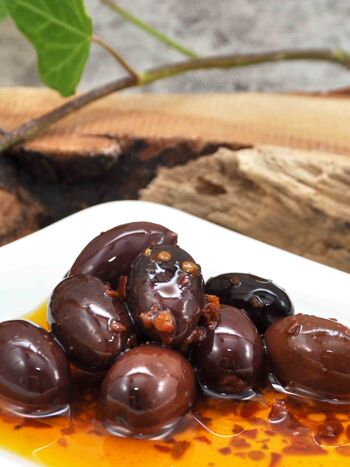 Olives noires bio avec noyau avec piment à l'huile d'olive - Grèce Kalamata 3