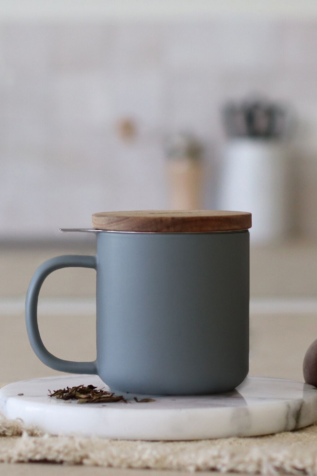 Juliet-Teekanne aus Steingut, 300 ml, mandelgrün, mit Deckel aus Akazienholz