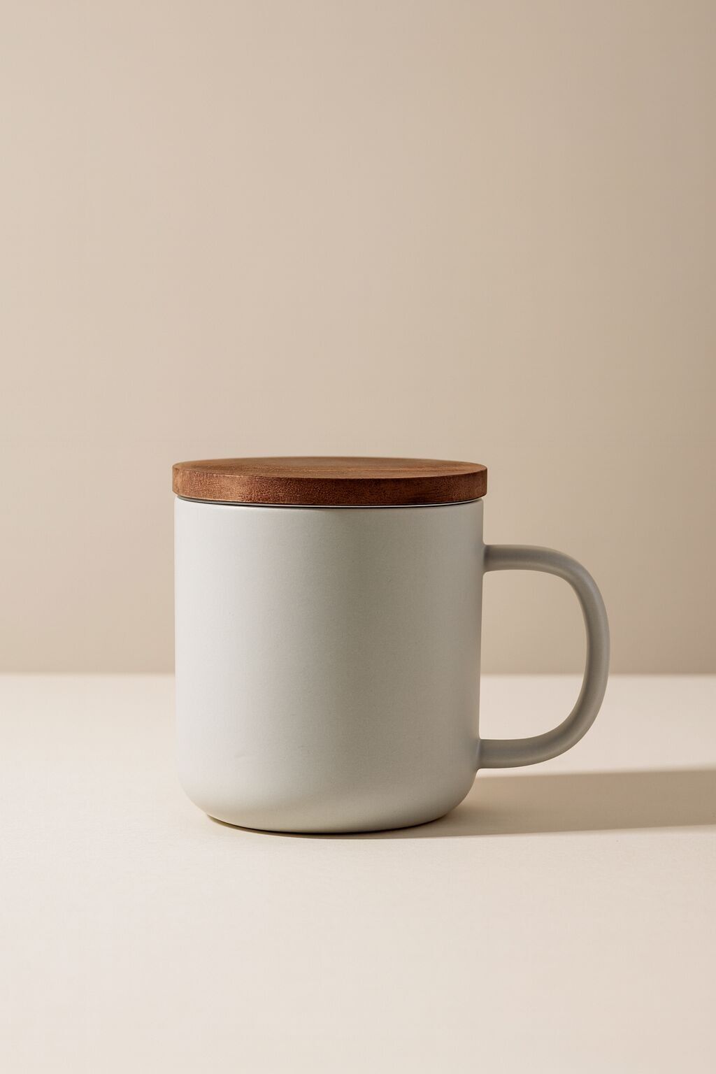 Teekanne aus perlgrauem Steingut mit Deckel aus Akazienholz, 300 ml, JULIET