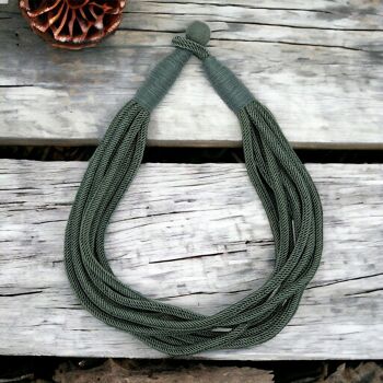 Collier superposé de corde vert sauge 3