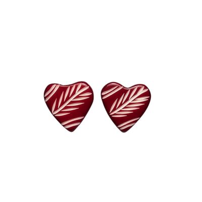 Aretes de corazón grabados en resina roja