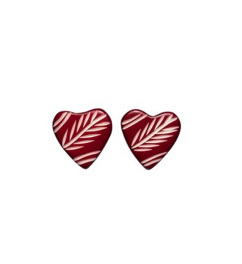 Boucles d'oreilles à tige en forme de cœur gravé en résine rouge 1