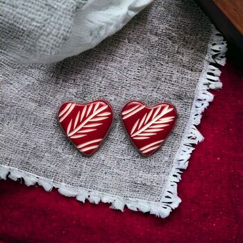 Boucles d'oreilles à tige en forme de cœur gravé en résine rouge 4