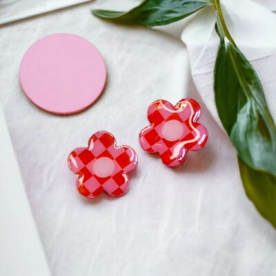 Orecchini a bottone con fiori a quadretti rossi e rosa