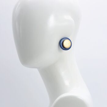 Boucles d'oreilles clips à deux couches de disques en bois - Pantone Classic Blue/Gold