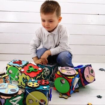 Cube d'activité sensorielle Montessori Busy en bois Babymania pour filles 5
