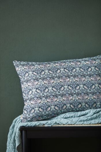 Coussin Liberty Voleur de fraises Bleu 60x40 2